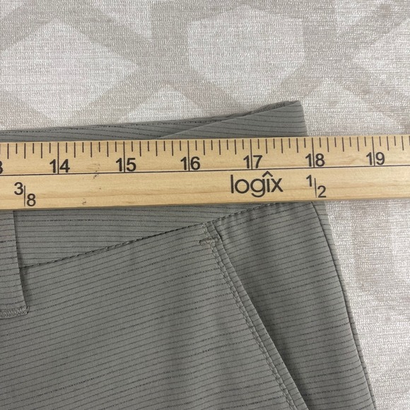 Vuori Shorts Mens 34 Grey Pebble Stripe Performance Stretch Golf Chino - Picture 3 of 9